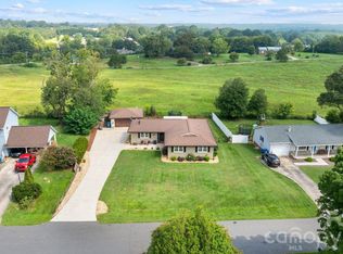 5000 Forest Ridge Dr, Hickory, NC 28602
