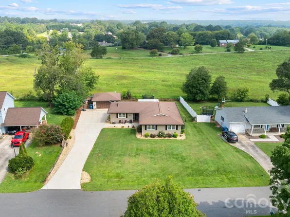 5000 Forest Ridge Dr, Hickory, NC 28602