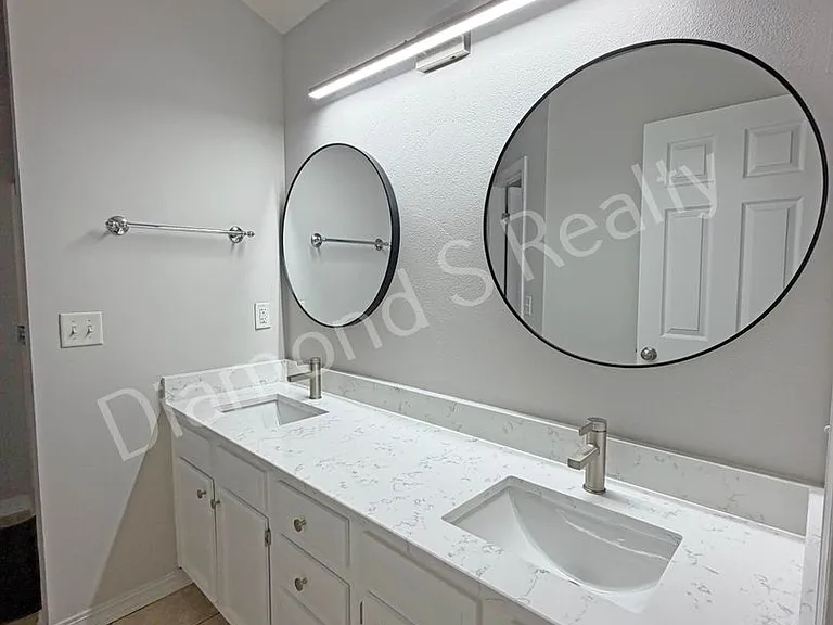1331 W Sackett St — Photo 16