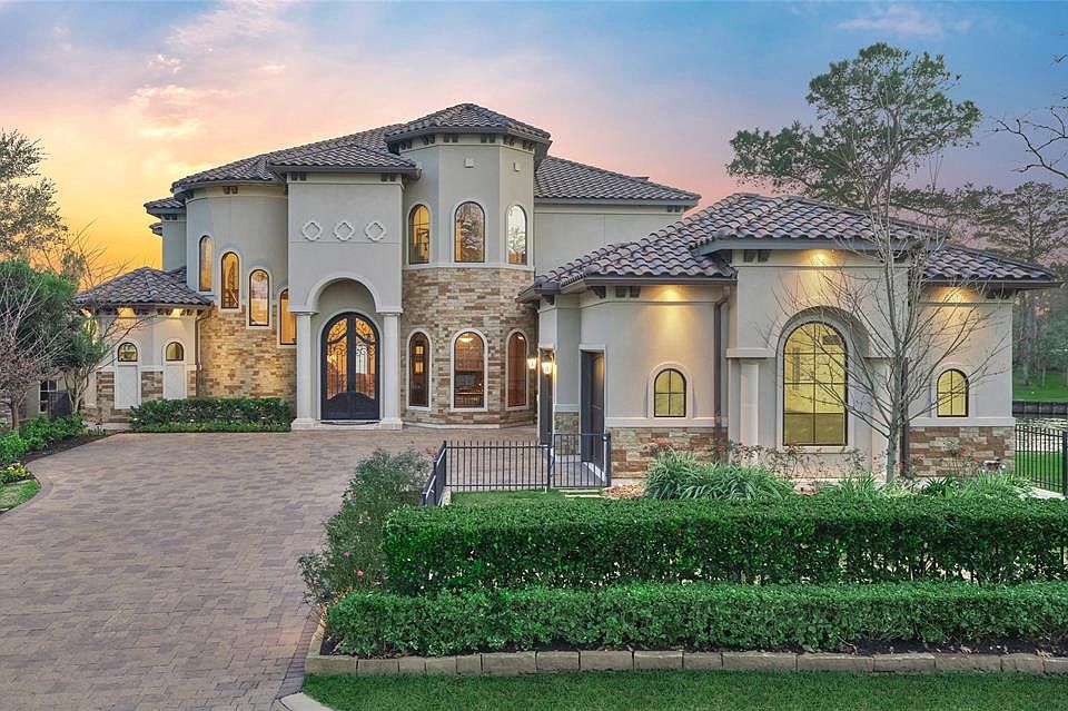 Welcome to 202 Bentwater Bay! A Stunning open water masterpiece built by Termeer Design Group and located in an exclusive gated section within the prestigious golf community of Bentwater.