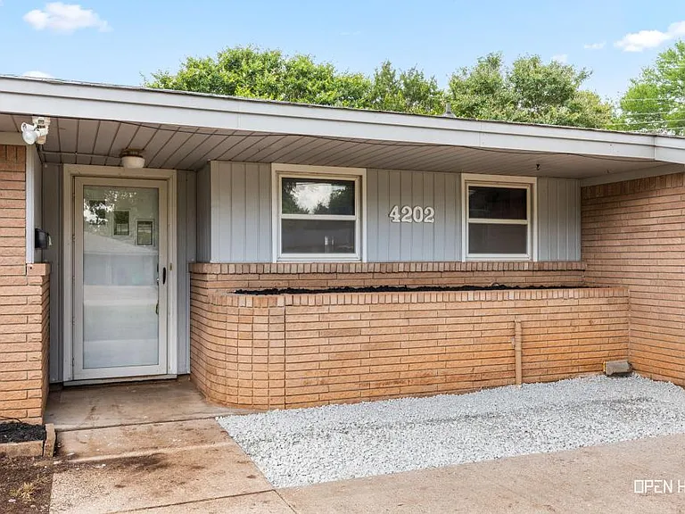 4202 Meadowbrook Dr — Photo 3