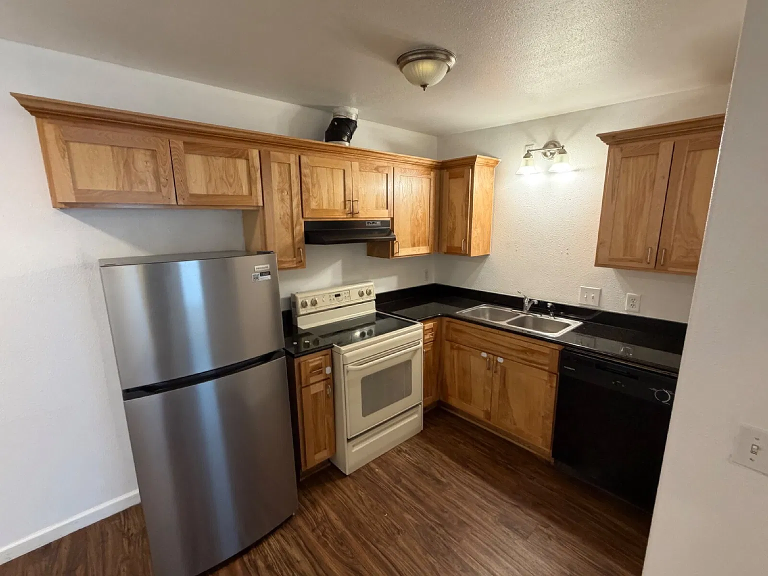 2 bed, 1.0 bath, $1,295 — Photo 2