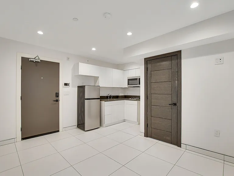 946 S Ridgeley Dr #104 — Photo 4