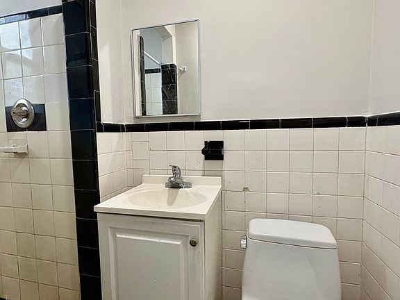 2nd image of 302 N 3rd St APT 5