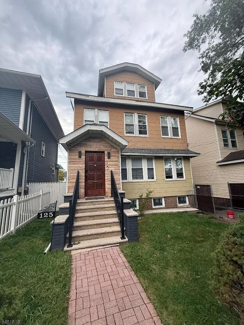 4 bed, 1.0 bath, $2,800 — Photo 1
