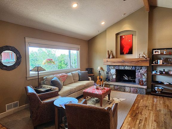 3rd image of 3205 S Yosemite Dr