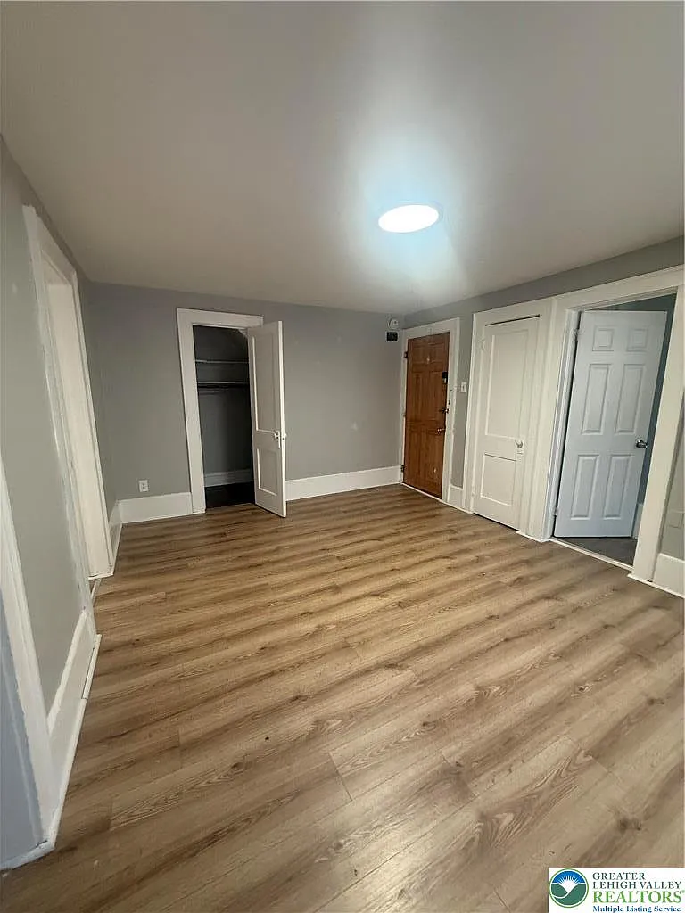 Building Photo - 124 2nd Ave #D