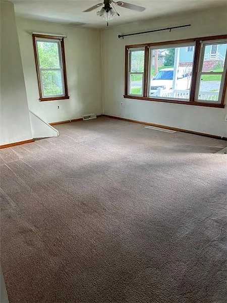 3 bed, 980 sqft, $1,300 — Photo 2