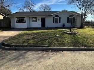 2446 Lakeshore Dr, Grand Prairie, TX 75051