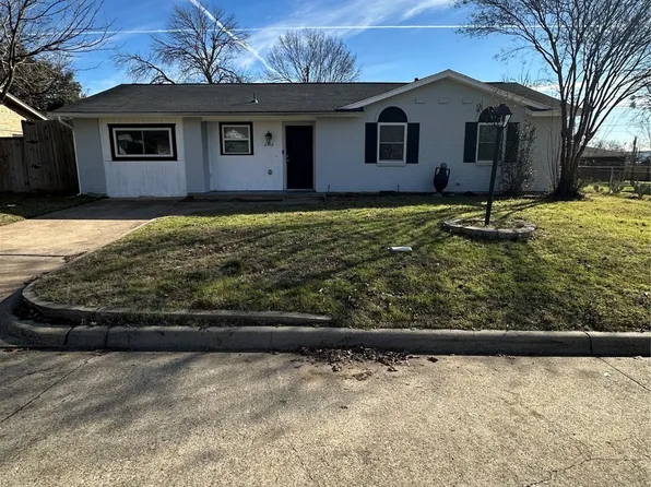 2446 Lakeshore Dr, Grand Prairie, TX 75051