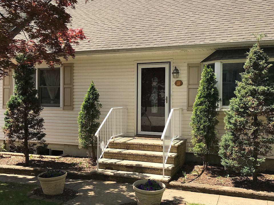 1st image of 11 Woodhaven Dr