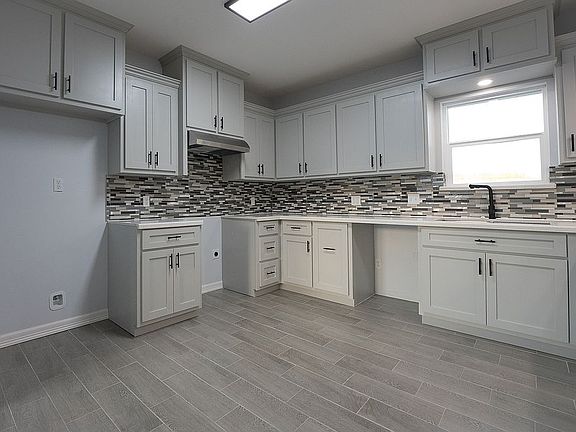 5th image of 203 Flores Dr