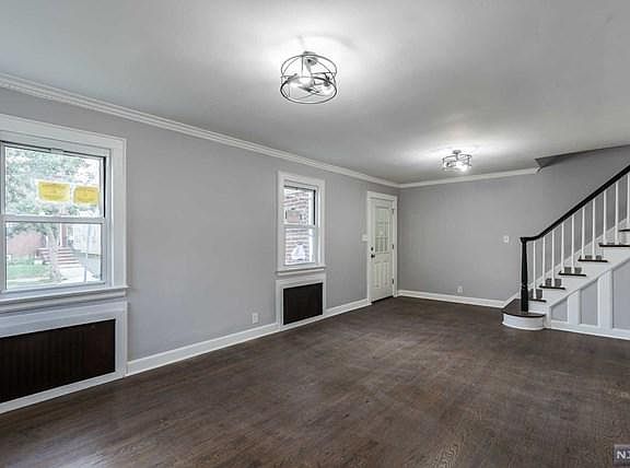 5th image of 240 Hansbury Ave #242