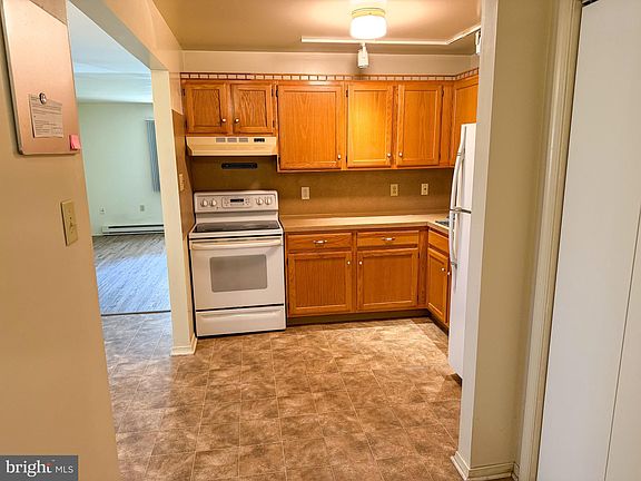 4th image of 607 N High St
