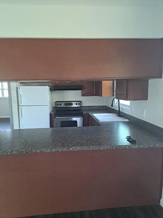 2 bed, 700 sqft, $1,900 — Photo 1