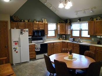 3rd image of 305 Rosalyn Ave