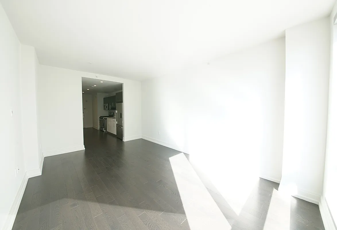 555 10th Avenue — Photo 3