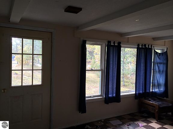 5th image of 301 Oak St
