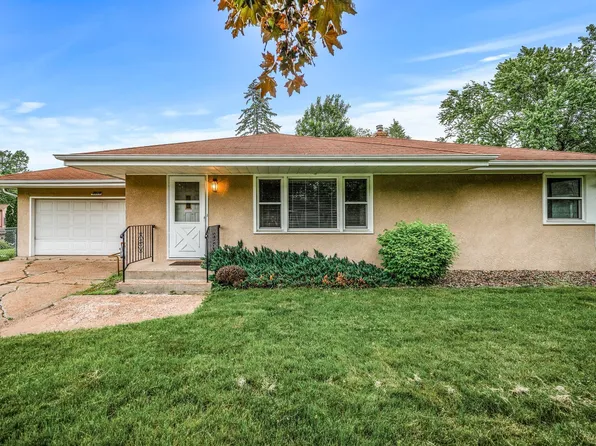 2874 Merrill St, Roseville, MN 55113