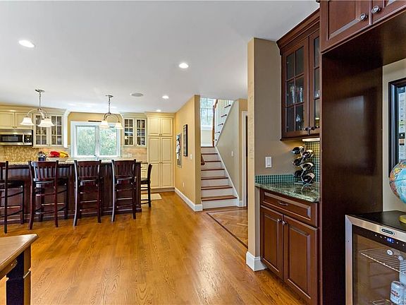 5th image of 18 Osage Dr W