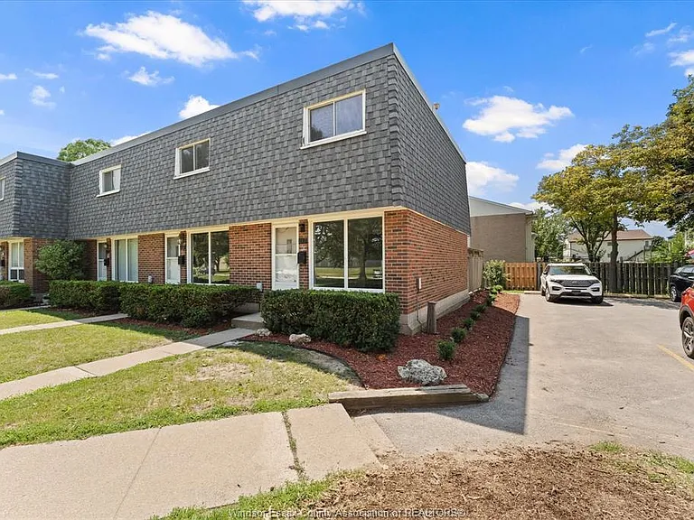 272 Victoria St S #40 — Photo 3