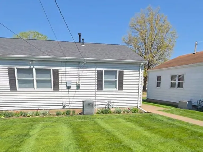 924 Clinton Ave — Photo 3