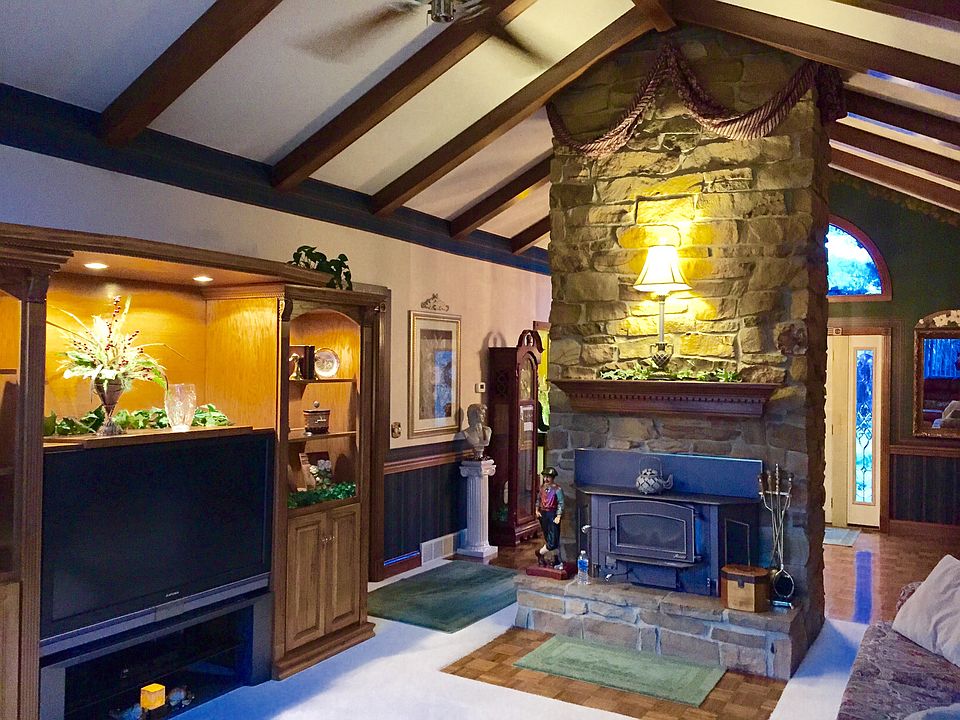 Living Room / Fireplace 