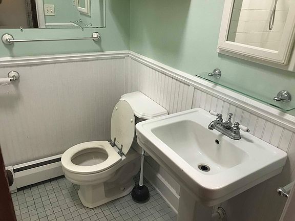 3rd image of 805 W Clinton Ave