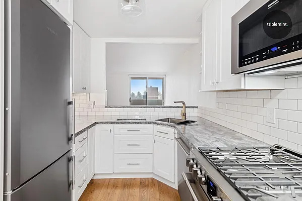 Sold by Triplemint | media 3