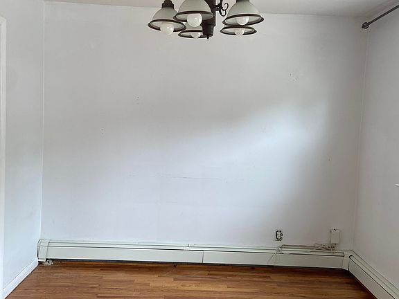 3rd image of 1059 Brighton St Floor 1