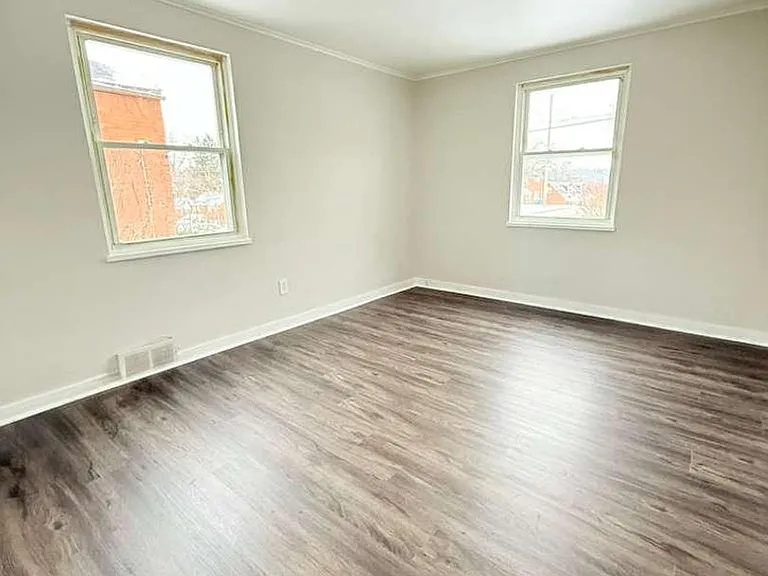 150 Marshall Dr — Photo 5