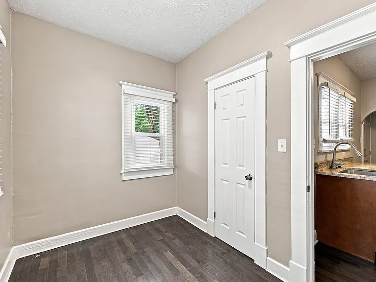 2942 Macpherson Ave — Photo 17