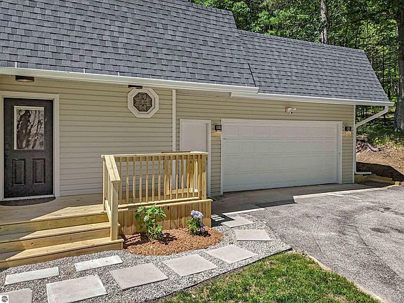 5th image of 398 Island View Dr
