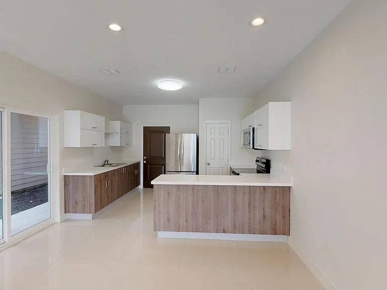 2211 S 6th St — Photo 3
