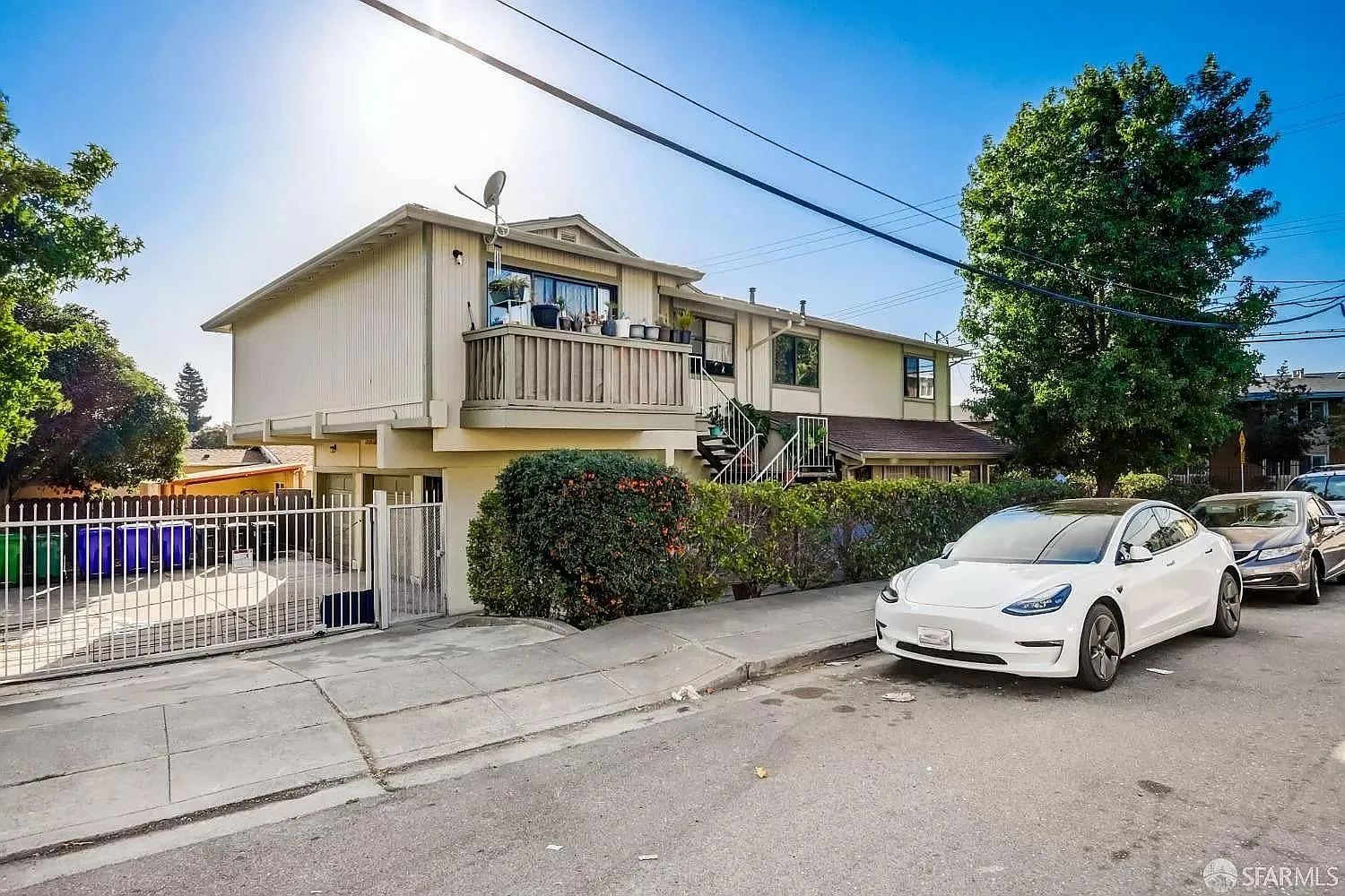 16527 Los Banos St — Photo 1