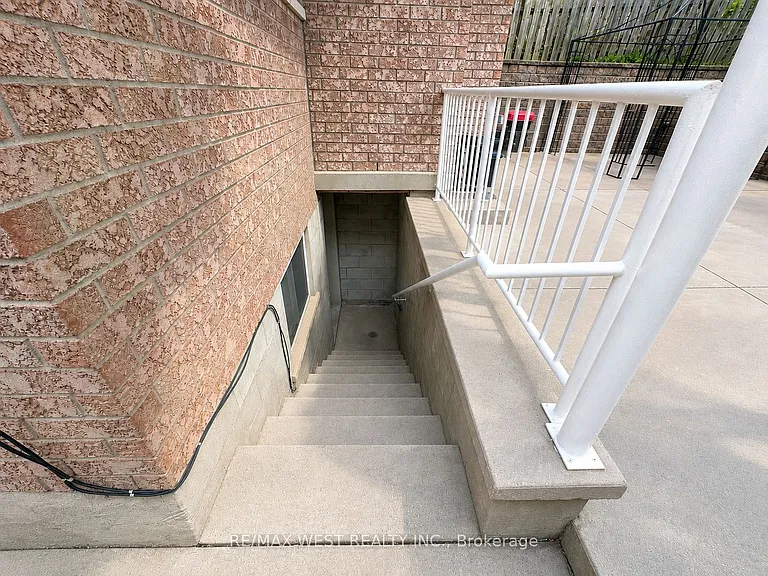 355 Silverthorn Ave #BASEMENT — Photo 6