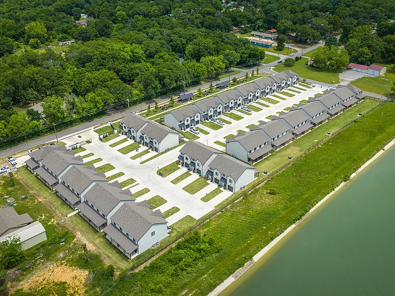 Rivercrest Residences — Photo 24