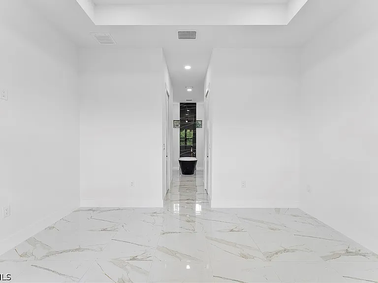548 Long Island St E — Photo 21