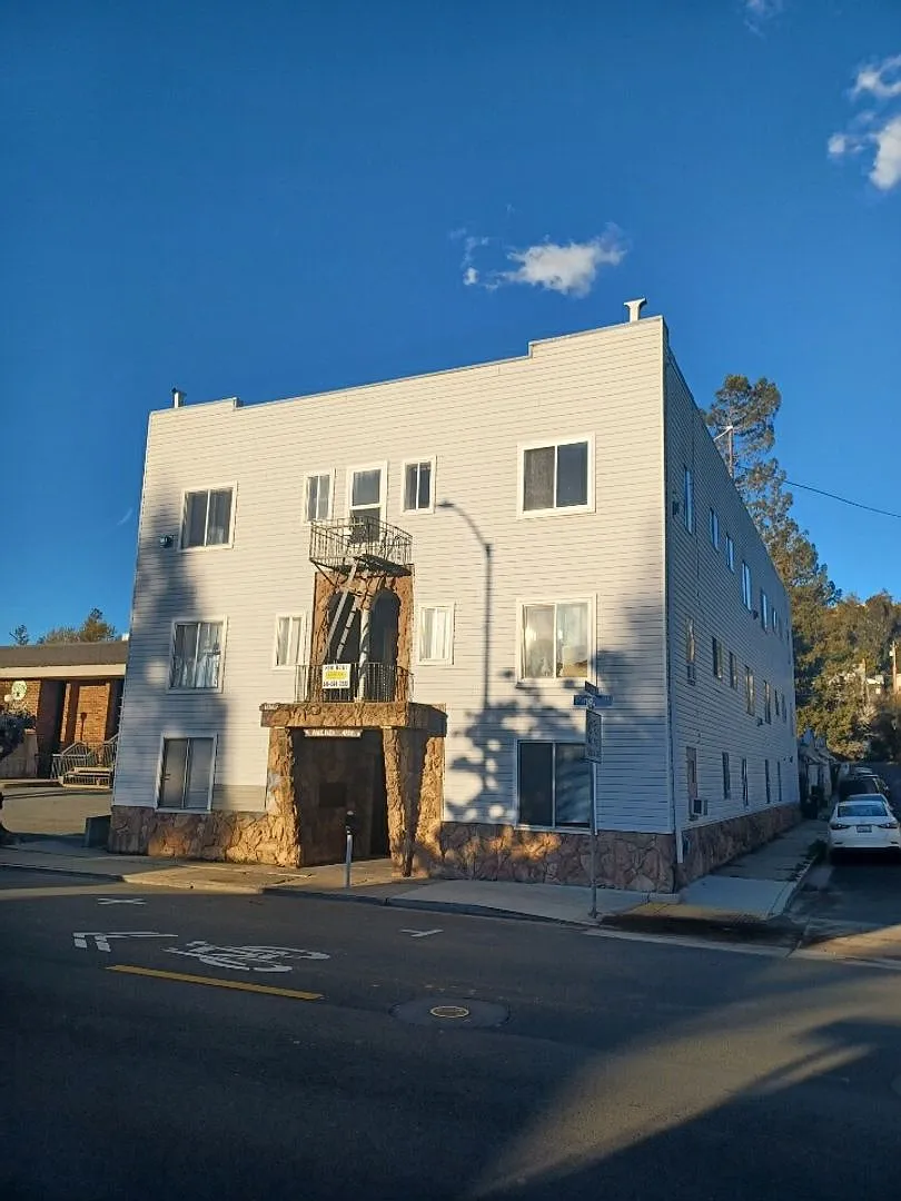 1131 Pine St. — Photo 1