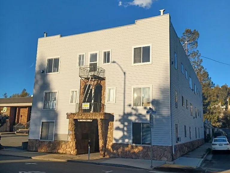 1131 Pine St — Photo 1
