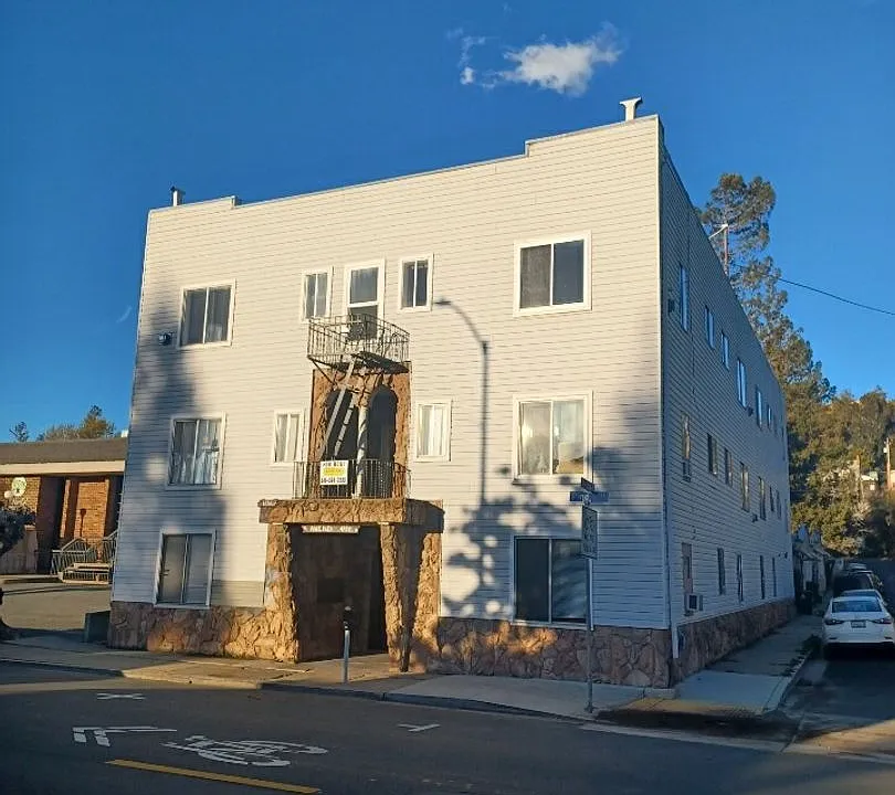 1131 Pine St