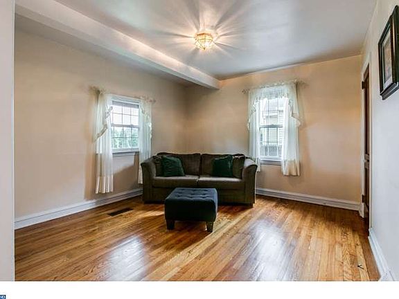 5th image of 18 Elliott Ave