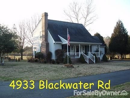 This is the main house. It has 3 bedrooms and 2 bathrooms.