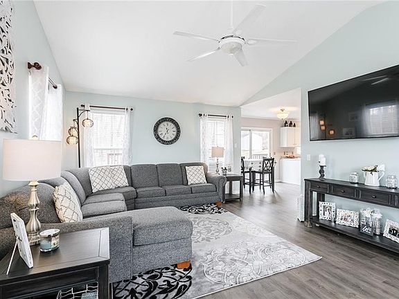5th image of 3215 Holly Cres