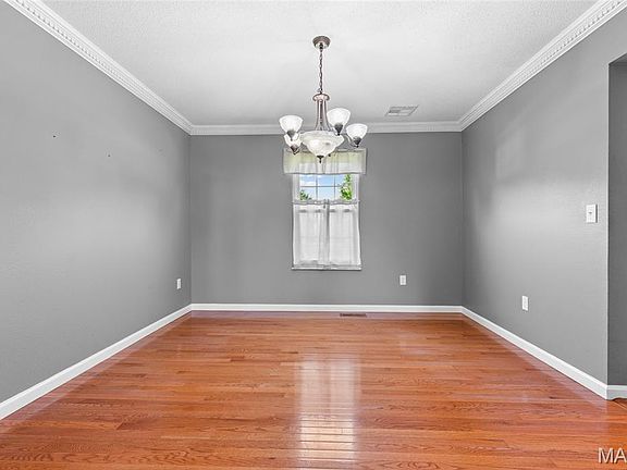 5th image of 208 Fairington Dr