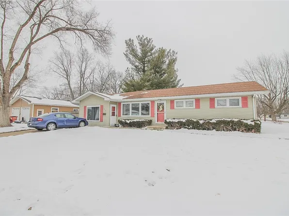 310 S Cedar St, Arthur, IL 61911