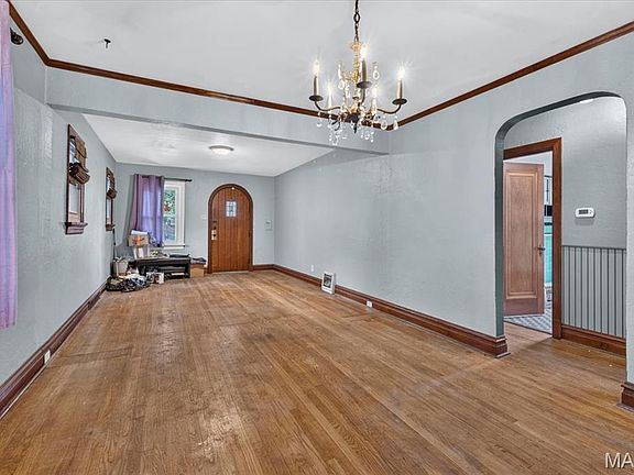 5th image of 7626 Fairham Ave