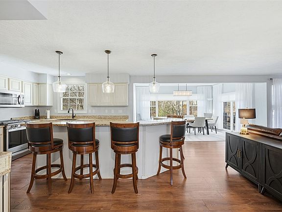 5th image of 213 Oak Highland Dr