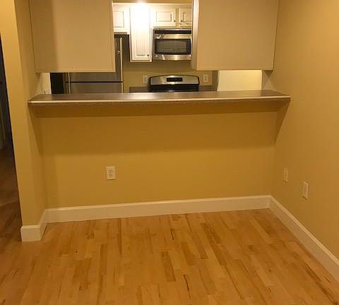 5th image of 107 S Grove St #D