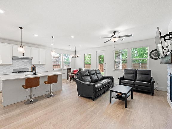 5th image of 2848 Acadia Dr